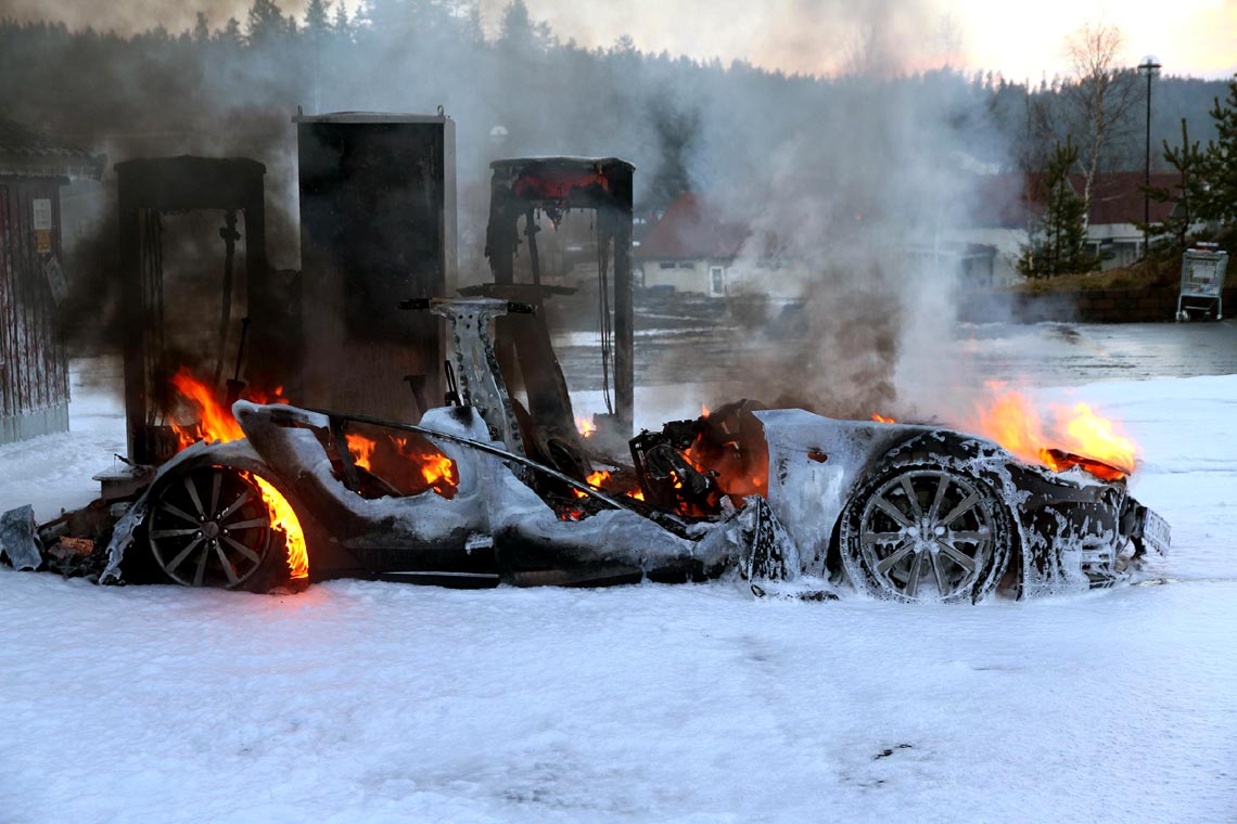 Familielid Kameel Quagga Tesla Model S Burns to the Ground While Using Supercharger in Norway -  autoevolution