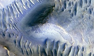 Broken Dunes Look Like Superman’s Fortress of Solitude Over on Mars