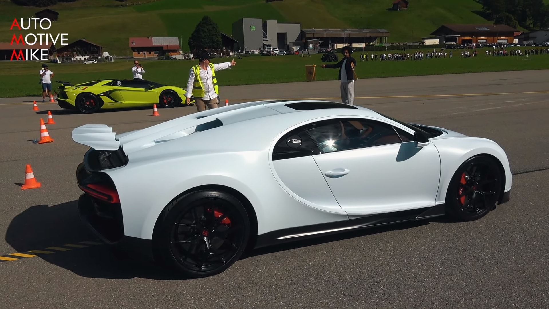 Bugatti Chiron Sport Races Lamborghini Aventador SVJ Roadster, Veyron L'Or  Blanc - autoevolution