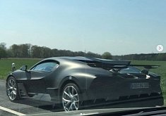 Bugatti Divo Spotted in Traffic, Looks Like It Landed from Mars