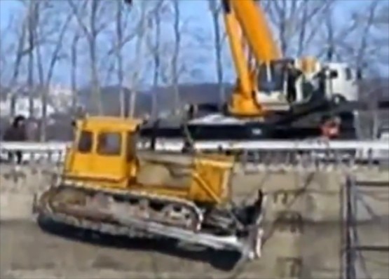 Buldozer, crane crash in Russia