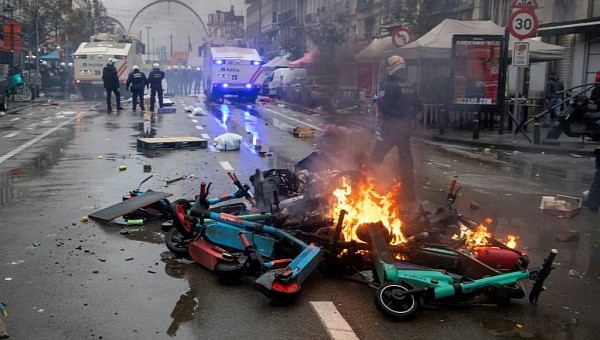 Cars and e-scooters burn in instant riots following WC '22 Morocco win