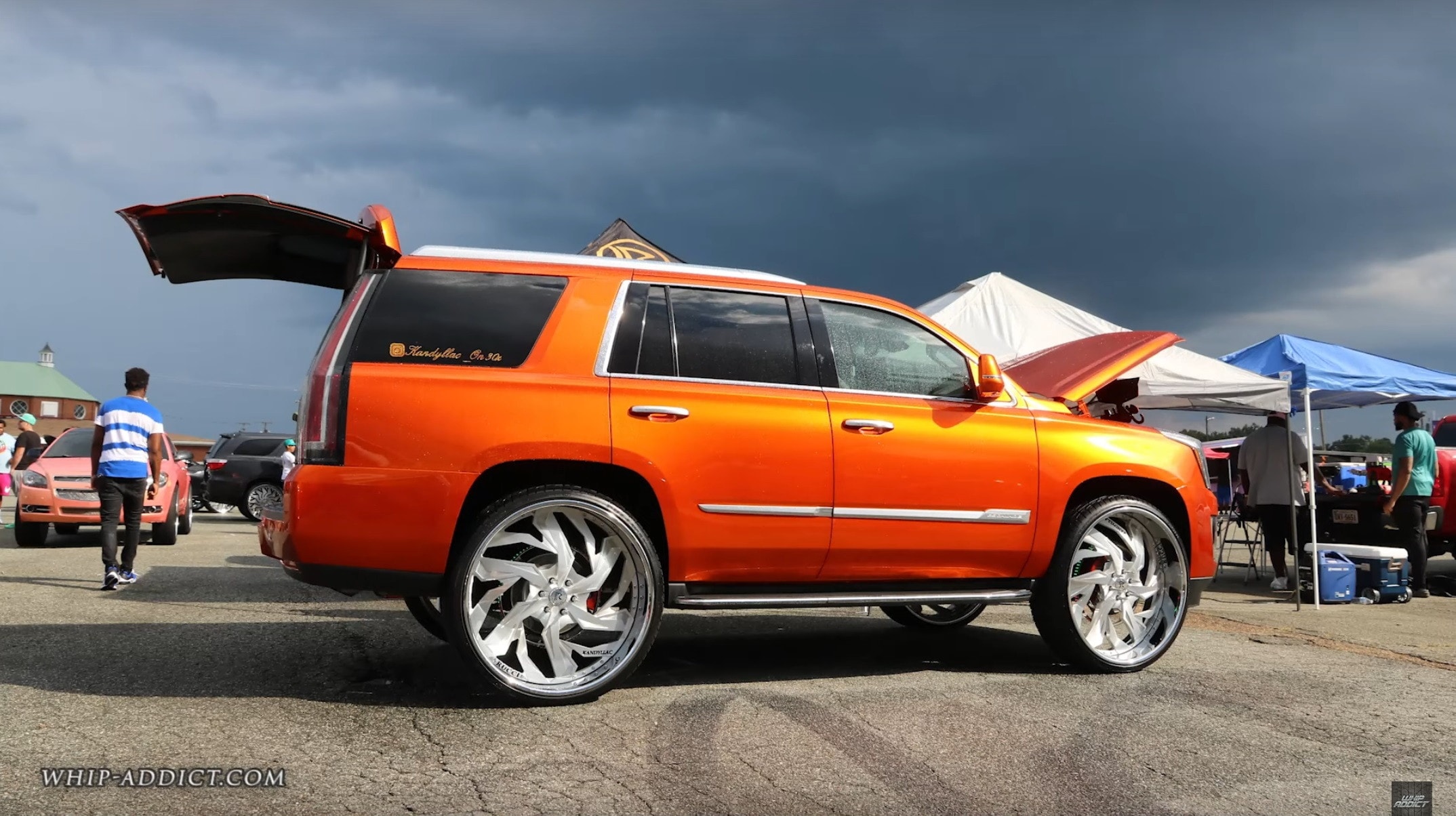 Cadillac Escalade on 30s Can Turn Any Parking Lot Into a Concert Hall