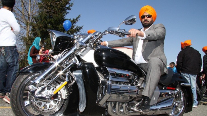 Sikh rider wearing a turban