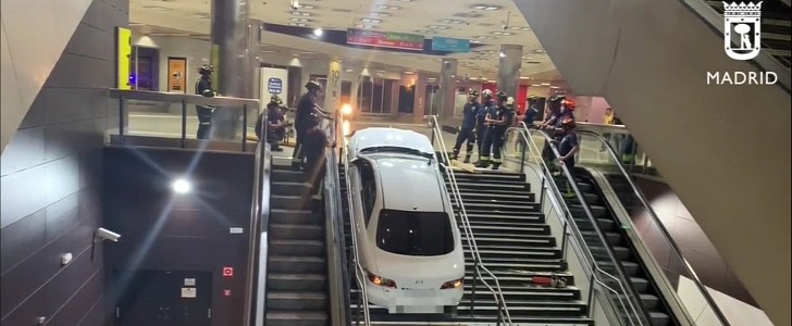 Car gets stuck on the stairs as a thief tried to escape the police