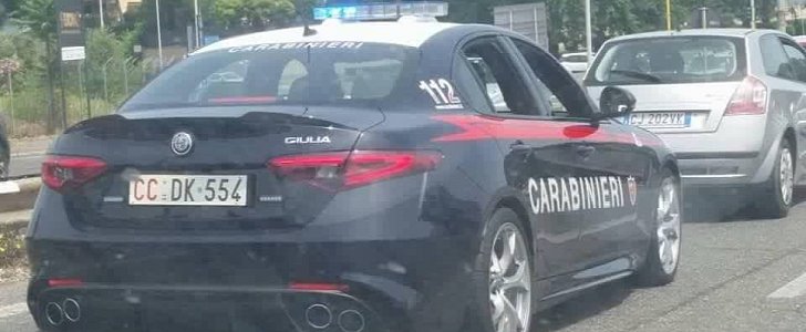 Carabinieri Alfa Romeo Giulia Q in traffic