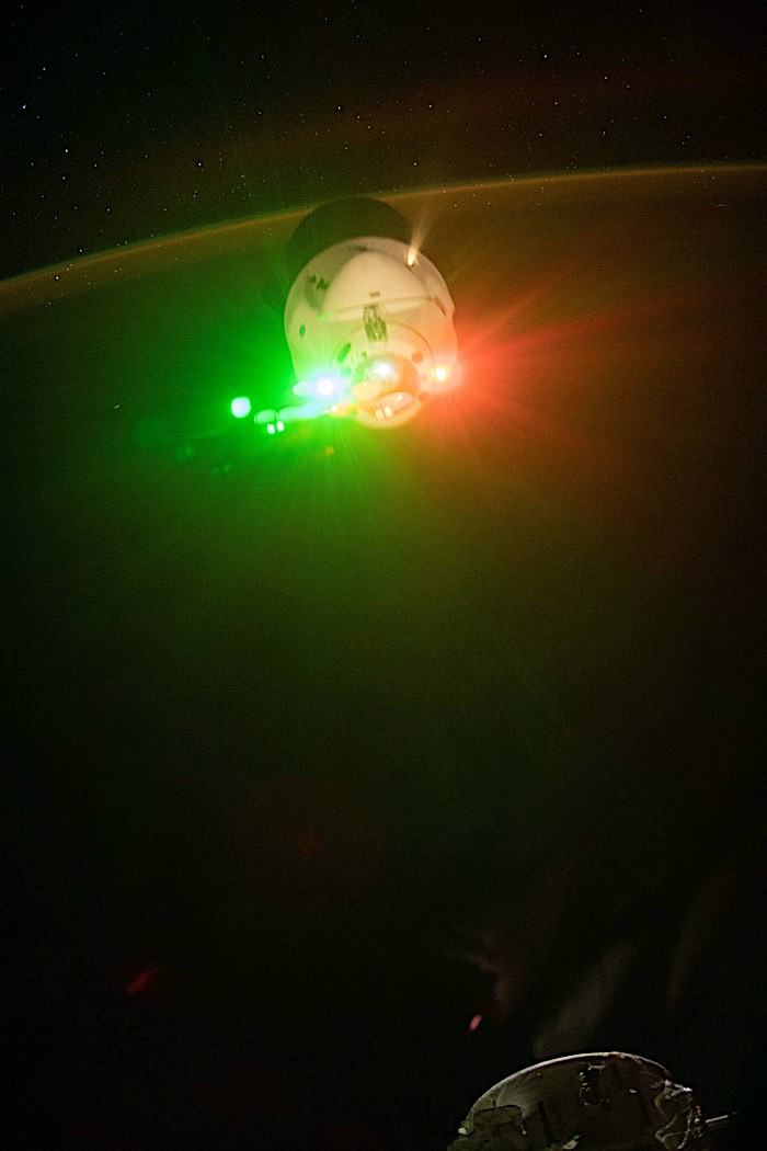 Photo of Le dragon cargo s’illumine en rouge et vert lorsqu’il quitte la Station spatiale internationale