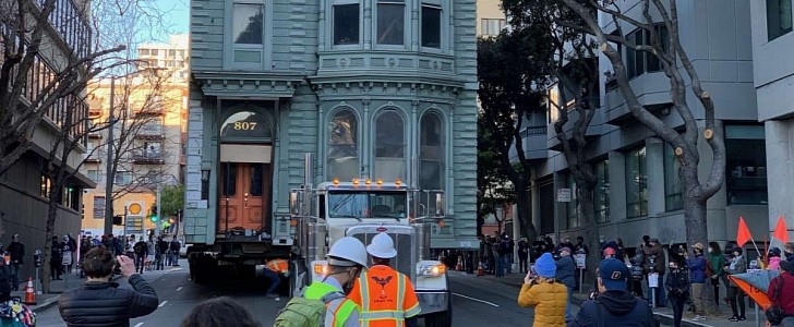 Victorian house in San Francisco slowly rolls to its new location 