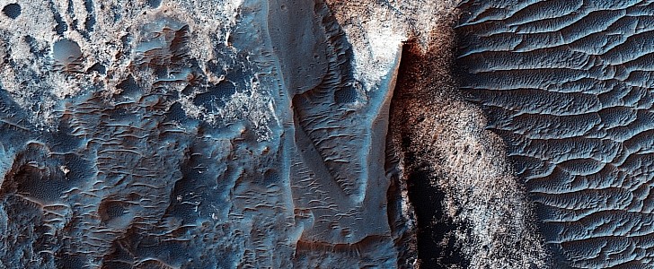 Features in the Melas Chasma region of Mars