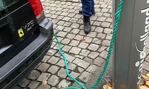 Driver Tries to Cheat, Pretends to Charge Non-Electric Car Using a Green Rope