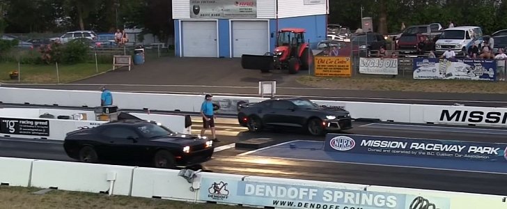 Chevrolet Camaro ZL1 vs. Challenger Hellcat Drag Race