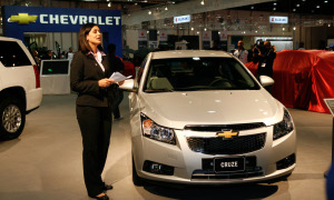 Chevrolet Cruze Causes a Riot at Abu Dhabi