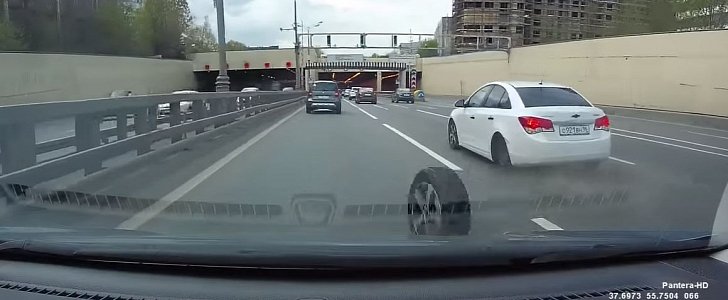 Chevy loses wheel on highway in Moscow, Russia