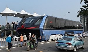 China Built The Crazy Traffic-Straddling Bus, It's Ginormous