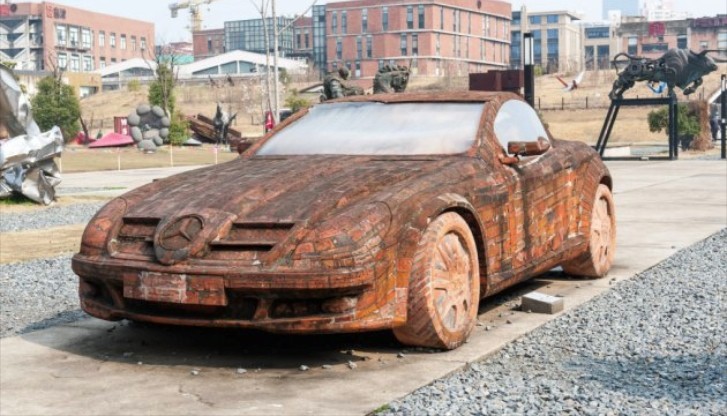 Chinese Artist Creates Mercedes SLK Out of Bricks: House on Wheels?