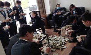 Chinese Customer Buys BMW 7 Series, Pays with 100 Kilos Worth of Small Bills
