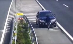 Chinese Driver Uses Passengers to Cover His License Plates While Reversing on Highway