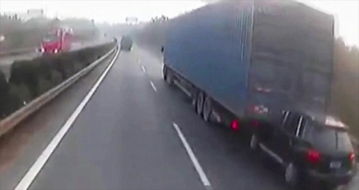 Chinese Ramms His Porsche into Lorry’s Back and Gets Stuck, Driver Keeps Going