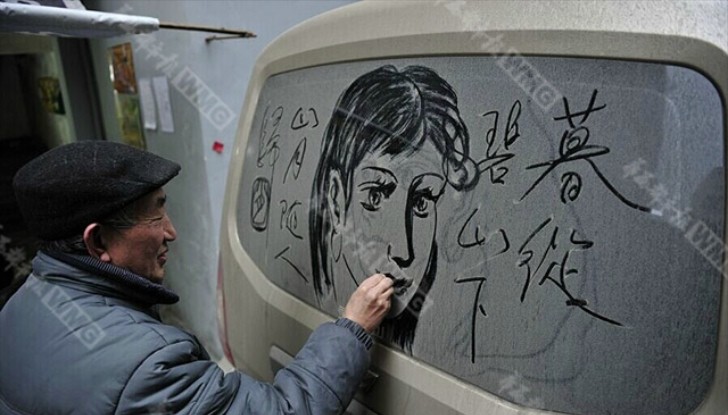 Xiao Xiangzhong drawing on a dusty windshield