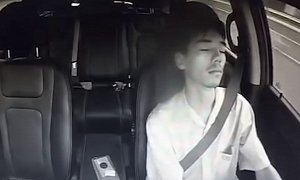 Chinese Taxi Driver Caught Napping Behind The Wheel For 1 Full Minute