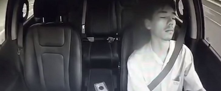 Taxi driver caught sleeping while driving, miraculously doesn't hurt anyone