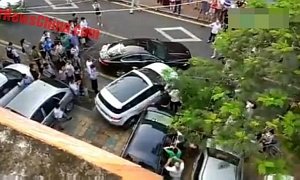 Chinese Woman Turns Her Range Rover Evoque into a Battering Ram for Justice