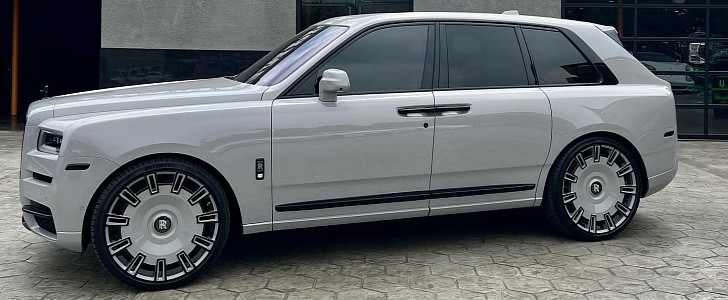 Chrome-Delete Rolls-Royce Cullinan Black Badge AG Luxury 26s for sale by Champion Motoring