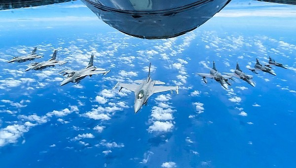 American F-16s and Colombian KFIRs flying together