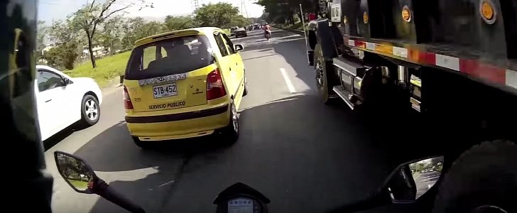 This crazy Colombian rider splits lanes at high speed