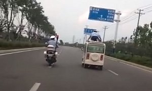 Cop Jumps on Microvan Roof to Stop Driver, He Speeds Off Anyway
