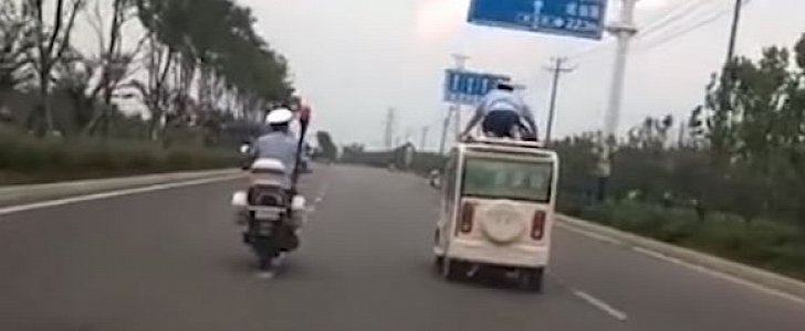 Cop hangs on the roof of minivan during slow-speed chase in China