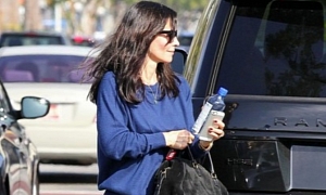 "Cougar Town" Star Courtney Cox Drives All-Black Range Rover