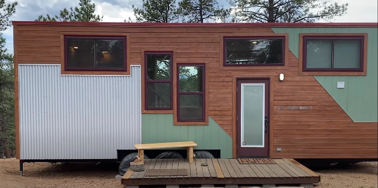 https://s1.cdn.autoevolution.com/images/news/cozy-32-foot-tiny-home-on-wheels-can-accommodate-a-family-of-six-206104_1.jpg