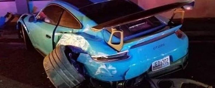 Crashed Porsche 911 GT2 RS