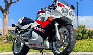 Crisp-Looking 1994 Honda CBR900RR Fireblade Is Loaded With a Ton of Modern Goodies