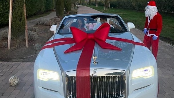 Cristiano Ronaldo Gets Rolls-Royce Dawn for Christmas