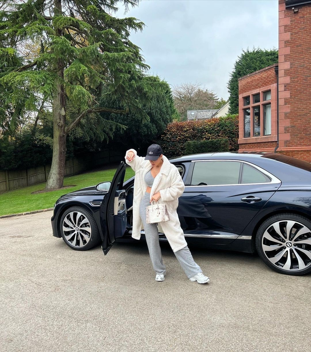 Cristiano Ronaldo's Girlfriend Georgina Rodriguez Poses with Her Bentley  Flying Spur - autoevolution