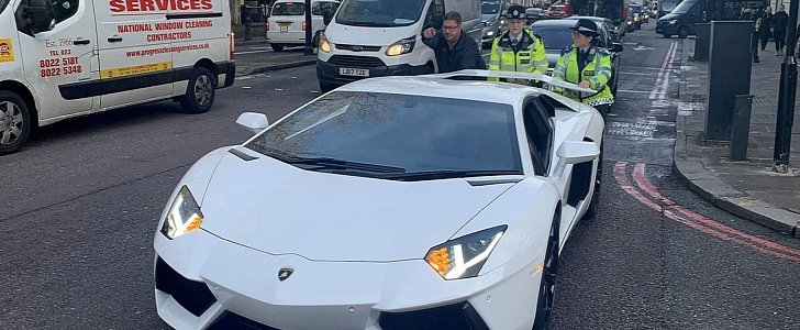 Cops and civilian push busted Aventador in London, as crowd laughs