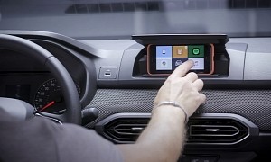 Dacia Cleverly Transforms Your Smartphone Into a Functional Infotainment Screen