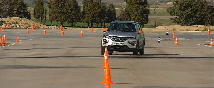 Dacia Spring slalom test by km77.com