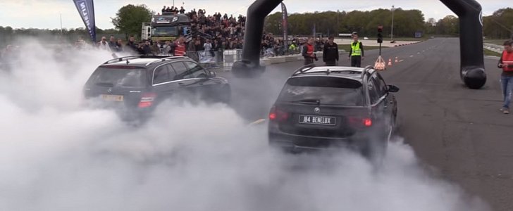 Wagons doing twin burnout