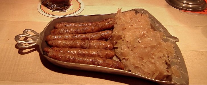 Nuremberger pork sausages with sauerkraut