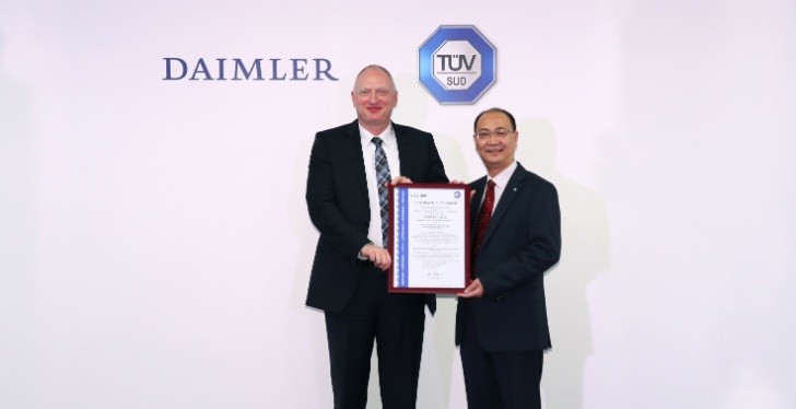 Robert Veit, President and CEO of Daimler Trucks and Buses China Ltd. gladly receives the VDA 6.2 certificate from Zhu Wencai, Senior Vice President of TÜV SÜD Greater China.