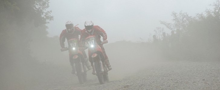 Honda bikes in the dust, Dakar 2016