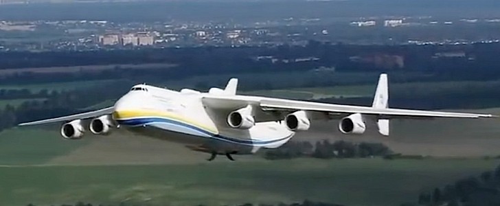 Antonov AN-225 Mriya taking flight