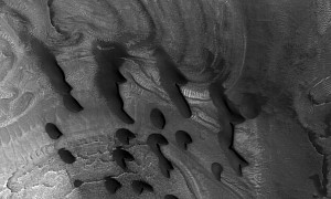 Dark Sand Formations on Mars Seem Disturbingly Artificial and Organized