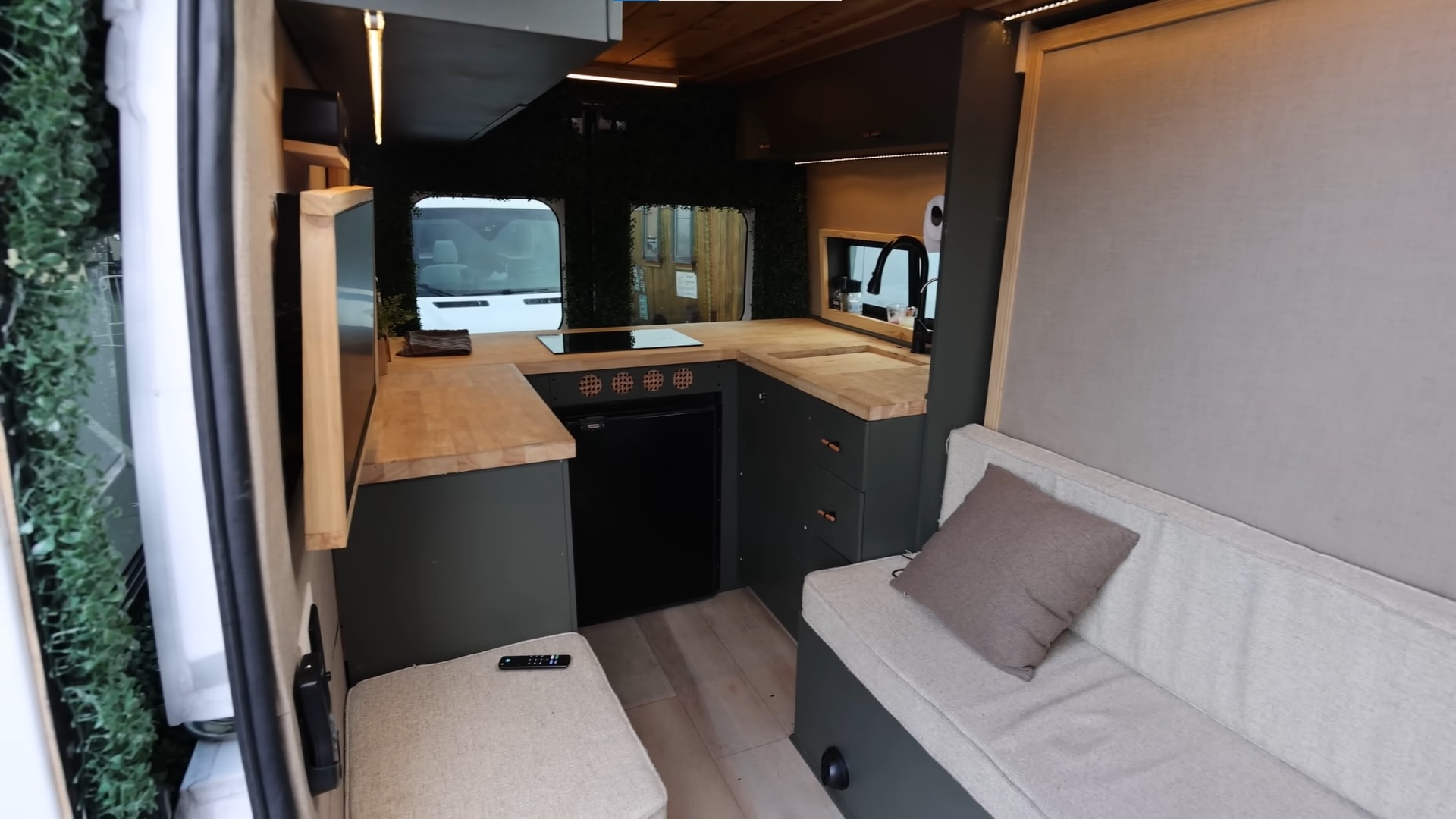 Verhandeling Senaat Detector Deluxe Camper Van Boasts One-of-a-Kind Layout With a Murphy Bed and  U-Shaped Kitchen - autoevolution