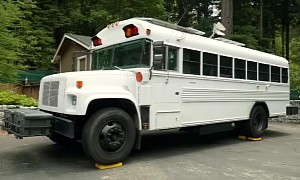 Digital Nomads Create Off-Grid School Bus With Good Internet Connection for Cheap
