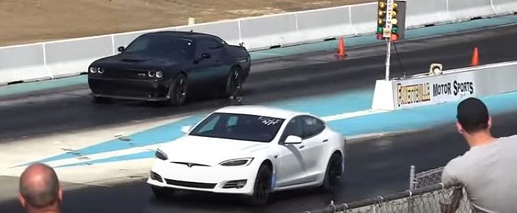 Dodge Challenger Hellcat vs Tesla Model S P100D drag race