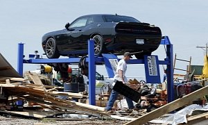 Dodge Challenger Hellcat Defies Tornado when Everything around It Gets Destroyed